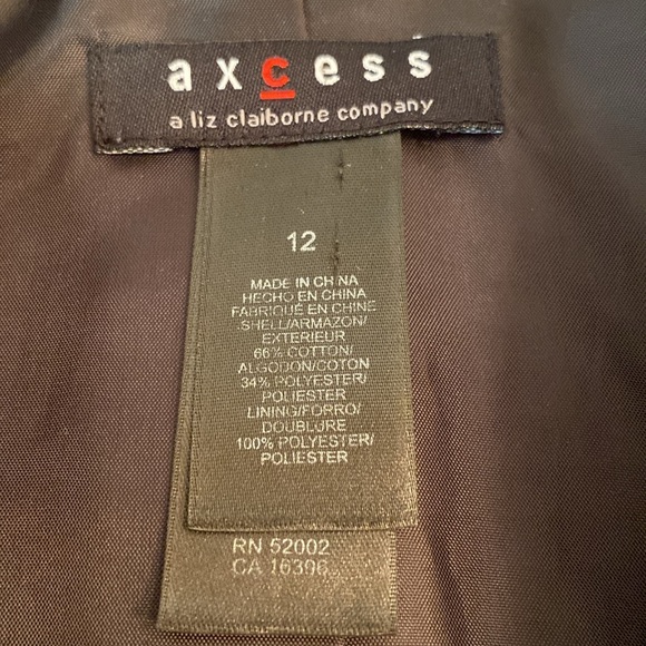 Axcess by Liz Claiborne - fitted cropped blazer. Size 12 - Picture 7 of 9